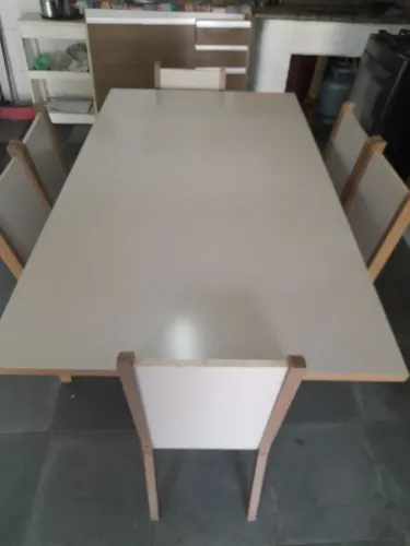 Mesa de madeira com 6 cadeiras 