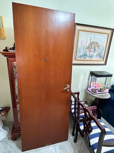 Vendo porta com fechadura