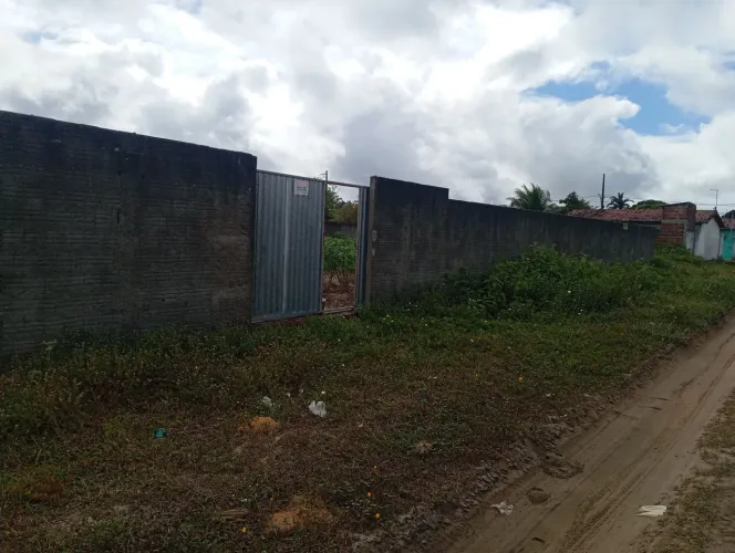 Vendo ou troco em veículo no valor do terreno. Terreno medindo 30 por 20