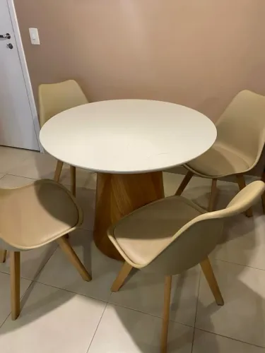 4 cadeiras + mesa de brinde