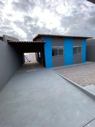REPASSO CASA COM DOIS QUARTOS SENDO UM SUÍTE E GARAGEM LATERAL PARA ATÉ 3 CARROS