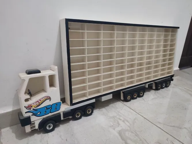 Vitrine de madeira para colecionar carrinhos Hot Wheels.
