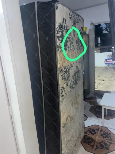 Doando uma cama de solteiro em estado de uso