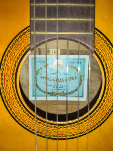 Violão argentino