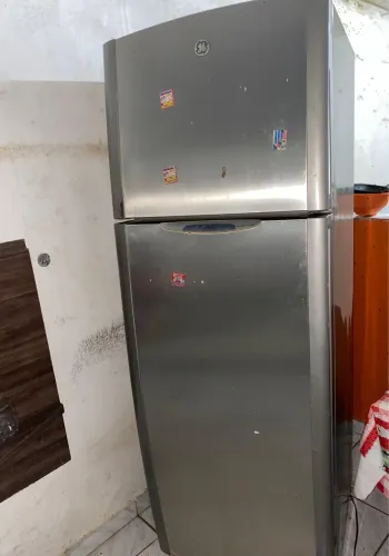 Vendo geladeira grande troco pelo um iPhone 12 ?