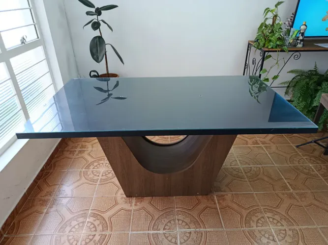Mesa moderna com vidro e 4 cadeiras em bom estado.