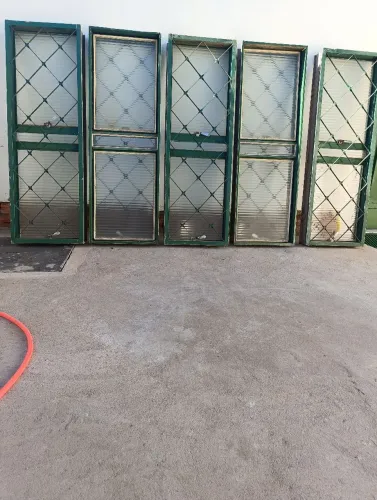 Vendo 5 vitros com vidros colocados e usados