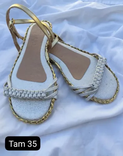 Sandálias novas e bonitas