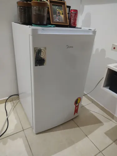 Frigobar Midea em estado de novo totalmente completo e com congelador espaçoso!