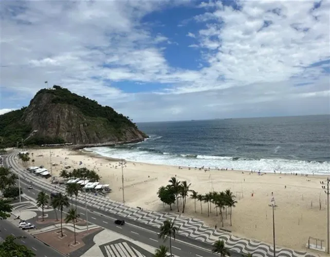 frontal mar no Leme, com belíssima vista para a montanha do Leme