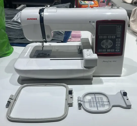 Máquina de bordado Janome Memory Craft 230e