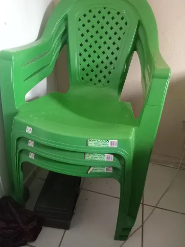Vendo três Cadeira de plástico 