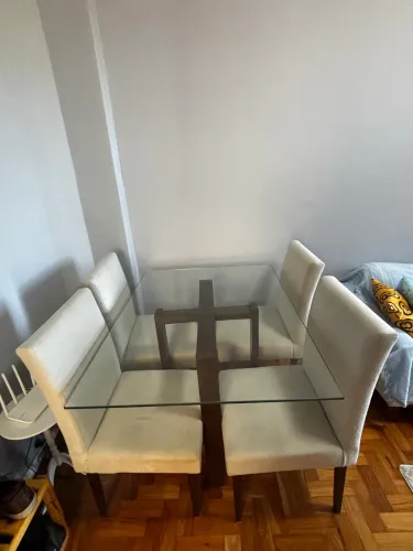 Mesa de jantar com tampo de vidro sem as cadeiras