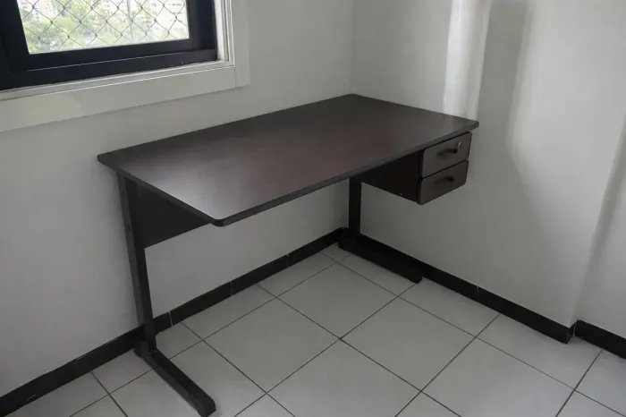 Mesa de madeira com 2 gavetas e pés em metal