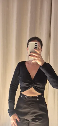 Cropped transpassado preto, tamanho P a R$ 15,00.