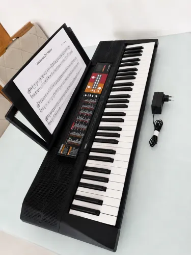 Teclado musical Yamaha PSR Series PSR-F51 61 teclas preto