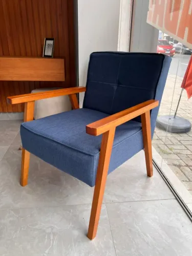 Poltrona com Estrutura Maciça Revestida em Linho APENAS 799,00 A VISTA