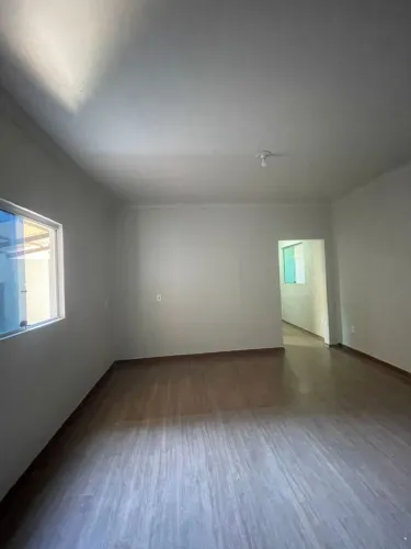 ? Aluga-se Casa - Ótima Localização!