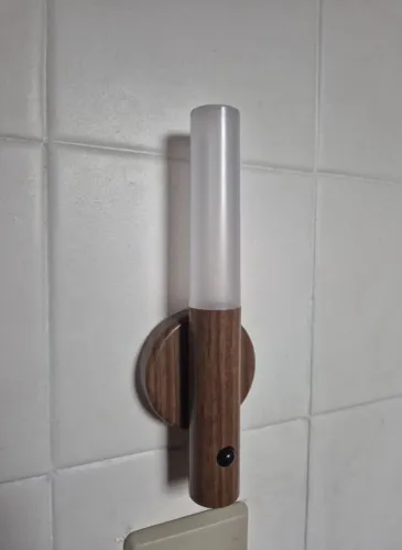 Luminária de parede móvel recarregável com sensor de movimento