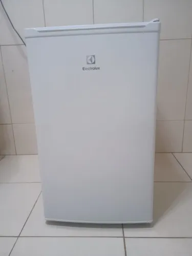 Frigobar Branco Eletrolux 122L Eficiente com Controle de Temperatura 