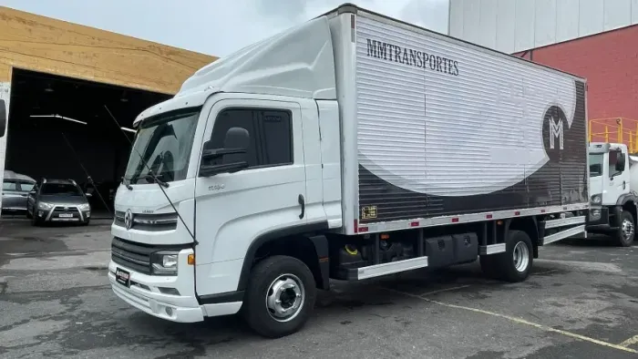 vw 11180Prime com ar condicionado defletor bau chapeado de 6,20 mts