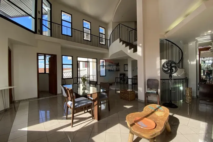 Casa à Venda no Santa Amélia BH: 541m² de Área Construída, 3 Quartos (2 Suítes) e Quintal