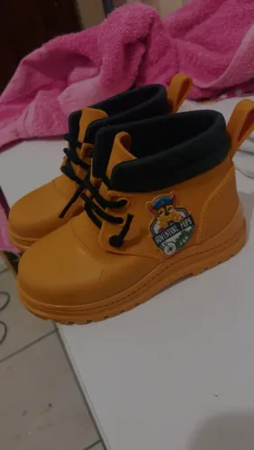 Vende uma botinha infantil