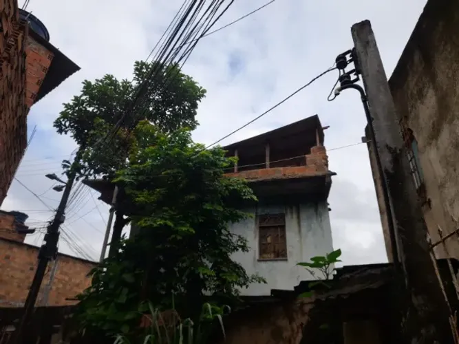 CASA 3 ANDARES, LAJE LIVRE NO IAPI R$ 32.000