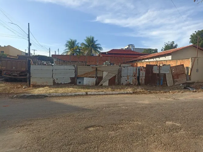 Vende-se lote bem localizado, em Minaçu Go