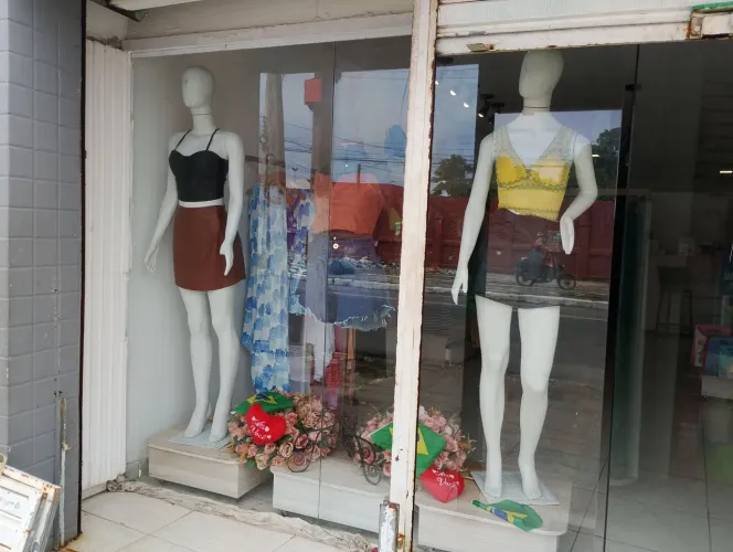 VENDO LOJA ROUPA FEMININA, MOVEIS, AR , ESTOQUE E INSTAGRAM COM 27 MIL INSCRITOS 