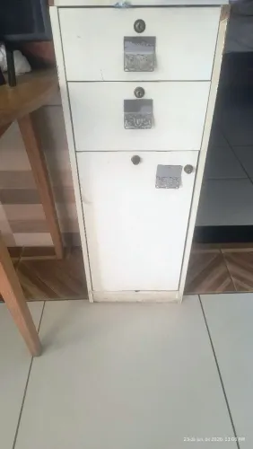 Balcãozinho pequeno com gaveta