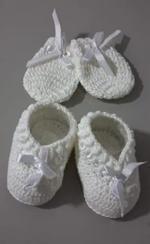 Conjunto sapatinho e luvinha de crochê 