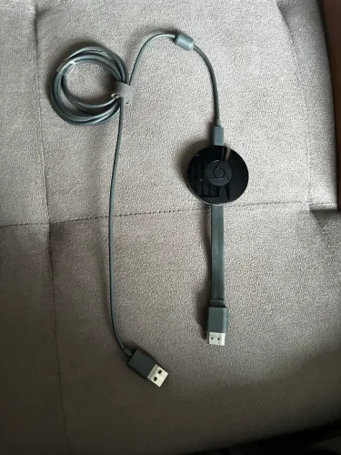 Chromecast Google 2ª geração original, funcionando, com cabo USB?