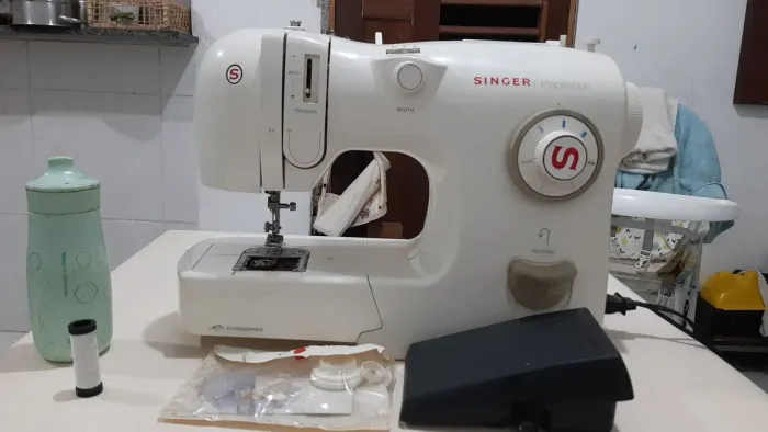 Máquina de Costura Singer