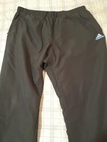 Calça adidas treino/casual.