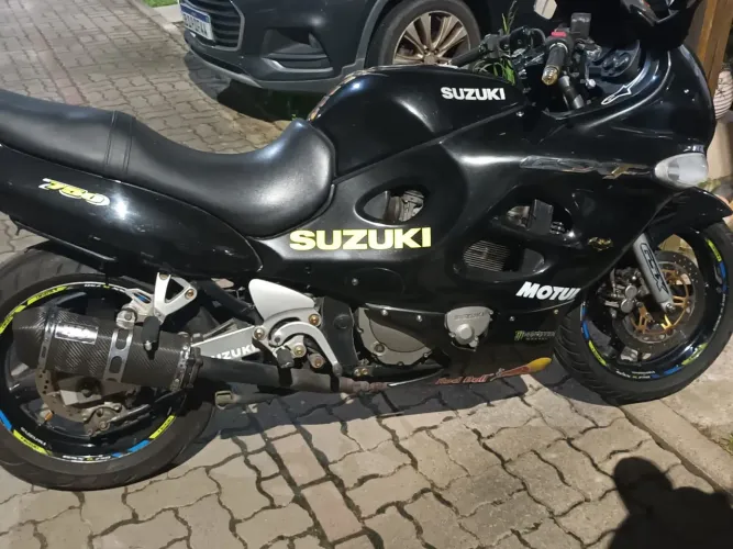 Moto Suzuki gsxf 750 03 inteira, revisada,de garagem 
