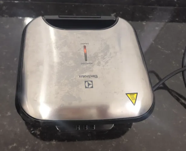 Sanduicheira grill chapa ondulada elétrico Electrolux antiaderente inox ESG20 127v