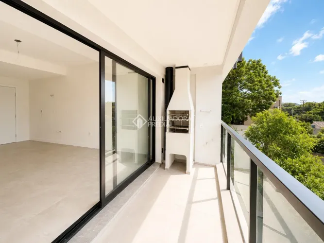 Apartamento com sacada no Porto da Lagoa.