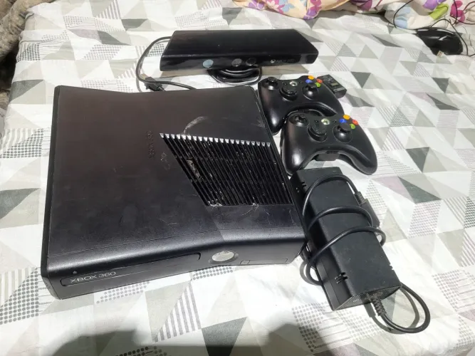 Xbox 360 desbloqueado com 2 controles e kinect, todos originais
