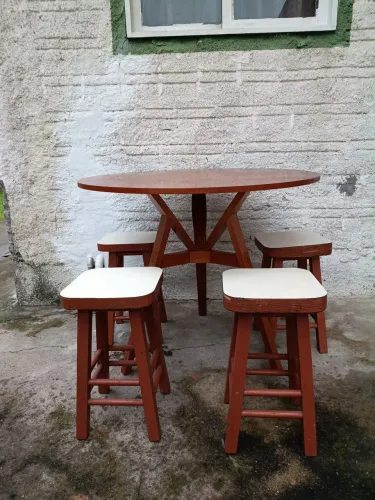 Mesa Madeira Maciça + 4 Banquetas - 91 cm de diâmetro -em ótimo estado.