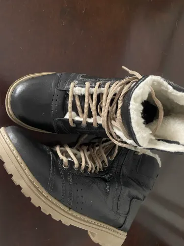 Par de botas em couro com acabamento interno em lã