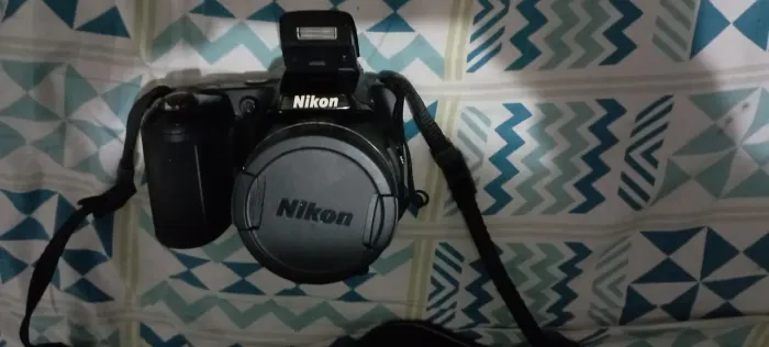 Nikon Colpix L810, com defeito (tampa de pilha e tela)