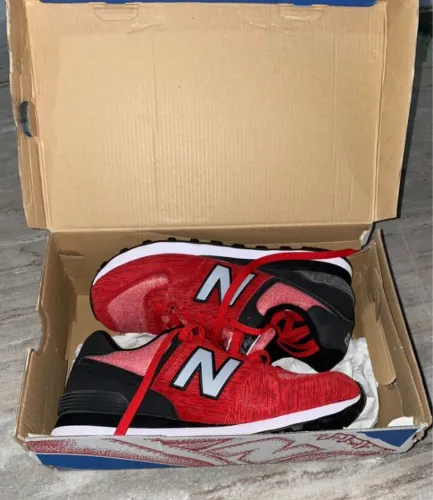 Tênis New Balance 574 Classics Masculino, Vermelho e Preto Número 39