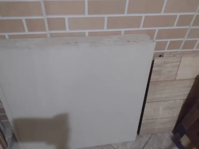 Piso porcelanato bege + revestimento em 3D