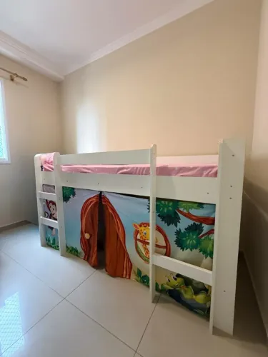Cama Infantil Elevada Branco com Cortina
