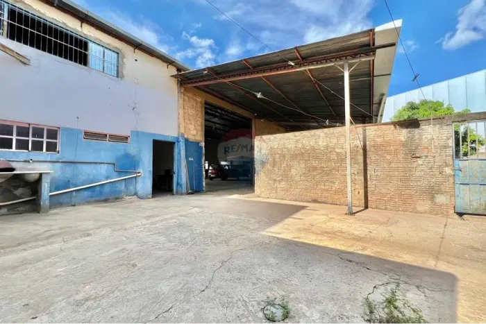 "Galpão Comercial no Centro de Barreiras, BA"