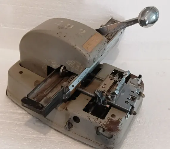 Máquina antiga de imprimir etiquetas metalicas
