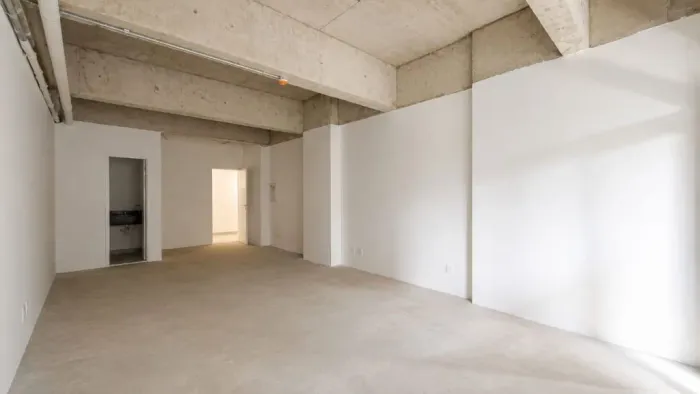 Sala comercial de 43,97 m² com banheiro, varanda e vagas rotativas no Edifício Quadria Ja