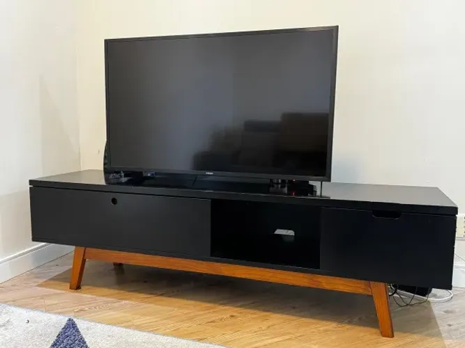 Rack para TV preto com pés amadeirados - 1,60 m