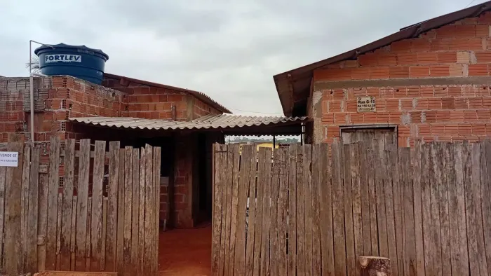 Vende-se uma casa